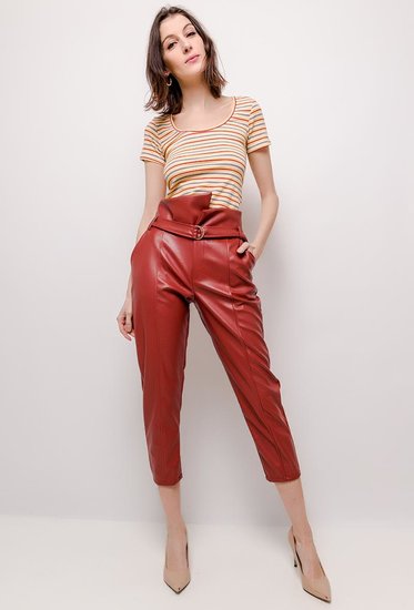 Trendy leatherlook broek in steenrood.