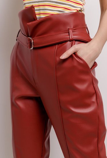 Trendy leatherlook broek in steenrood.