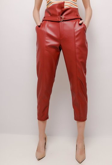 Trendy leatherlook broek in steenrood.