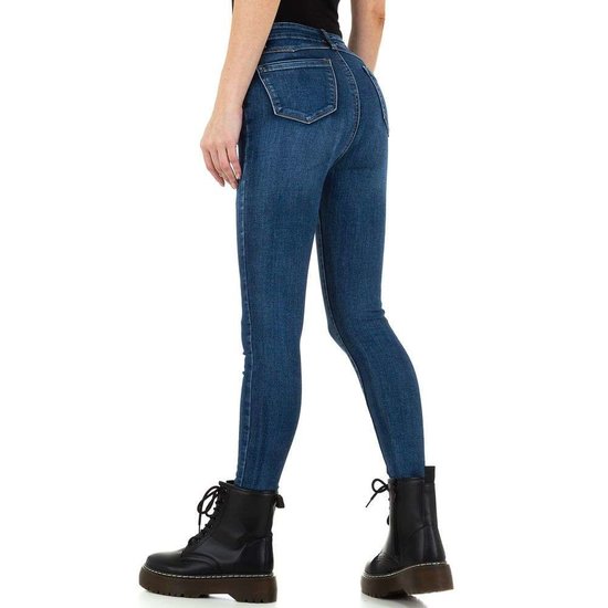 Trendy hoge taille destroyed blue jeans.