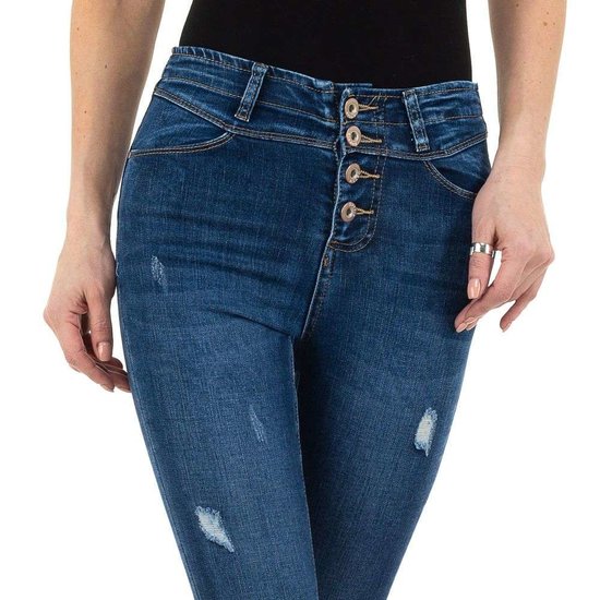 Trendy hoge taille destroyed blue jeans.