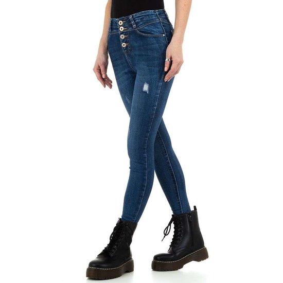 Trendy hoge taille destroyed blue jeans.