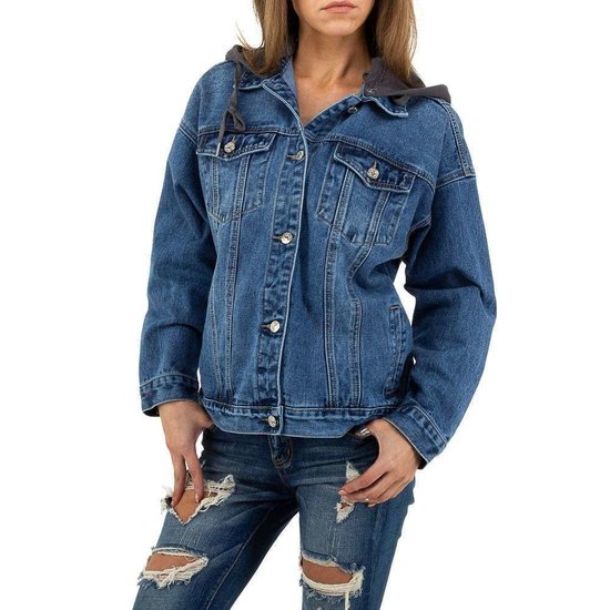 Trendy oversized jeans jacket.Model 2