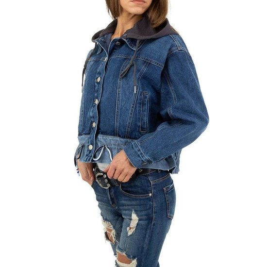 Trendy oversized jeans jacket.Model 3  