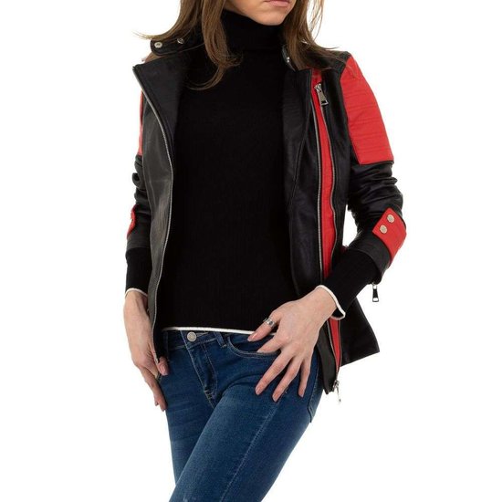 Trendy zwarte leatherlook biker jacket.