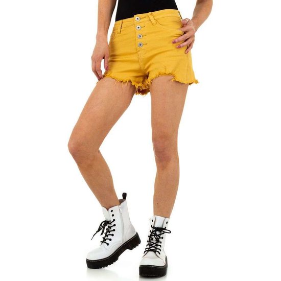 Gele gekleurde zomerse jeans short.