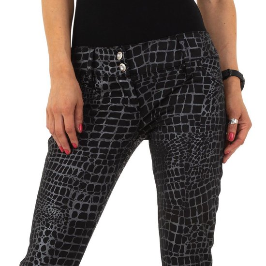 Zwarte broek in croco print.