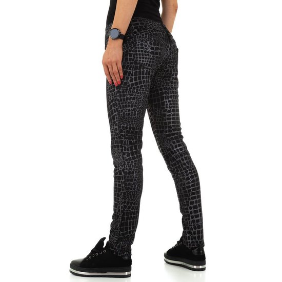 Zwarte broek in croco print.