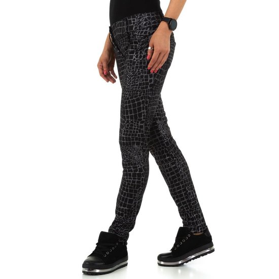 Zwarte broek in croco print.