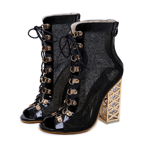 Zoe zwarte boot/sandaal met open toe.