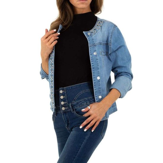 Korte jeans jacket met studs.