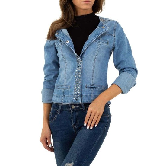 Korte jeans jacket met studs.