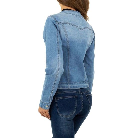 Korte jeans jacket met studs.