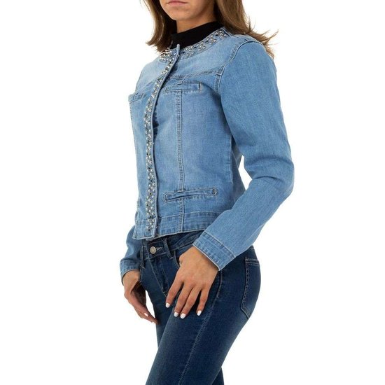Korte jeans jacket met studs.