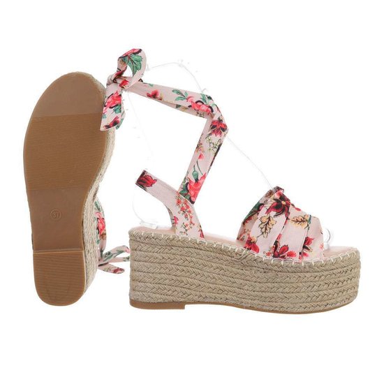 Beige sandaal met sleehak Pifo.
