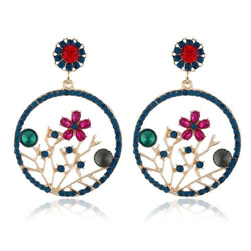 Blauwe trendy oorbellen met fuchsia bloem.