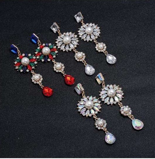 Multicoloured fashion oorbellen met bloemmotief.