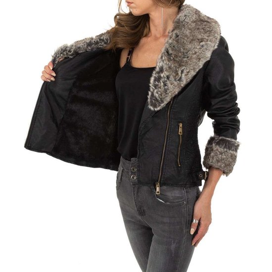 Korte zwarte leatherlook jacket met pels.