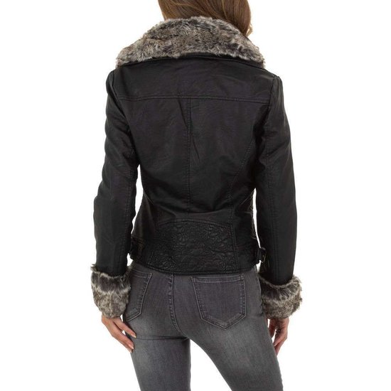 Korte zwarte leatherlook jacket met pels.