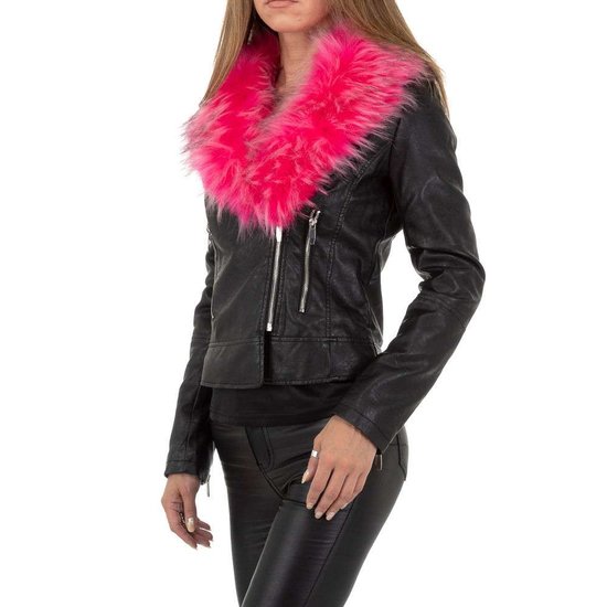 Fashion zwarte leatherlook jacket met roze pels.