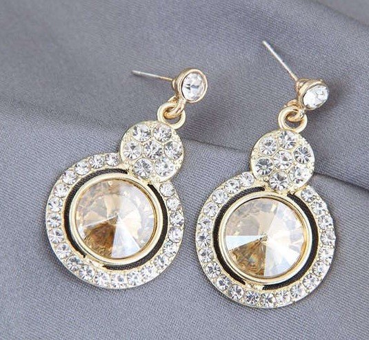Champagne oorbellen met stud en strass.