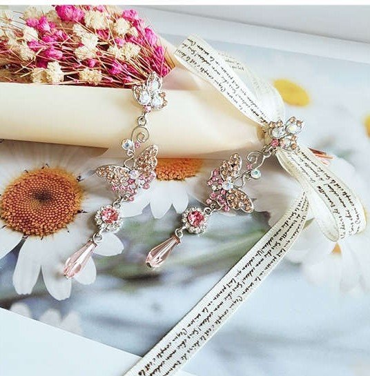 Elegante zilveren oorbellen met motief in tasselvorm.