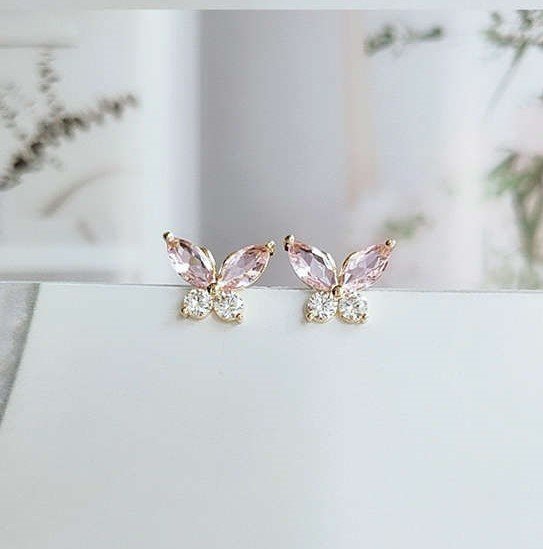 Fijne roze oorbellen met vlindermotief.