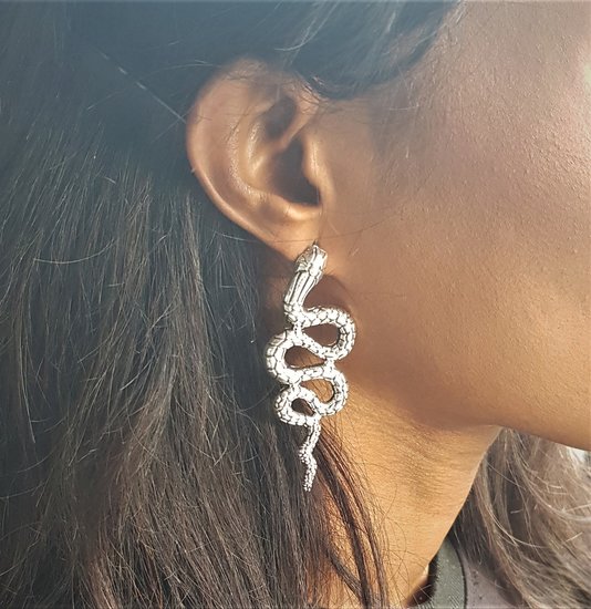 Zilveren oorbellen snake.