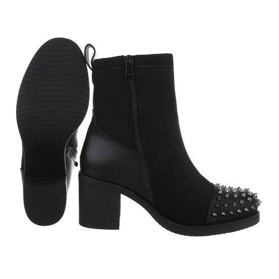 Bottines noires Shakira.