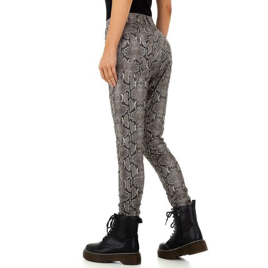 Trendy grijze boyfriend broek in snakeprint.