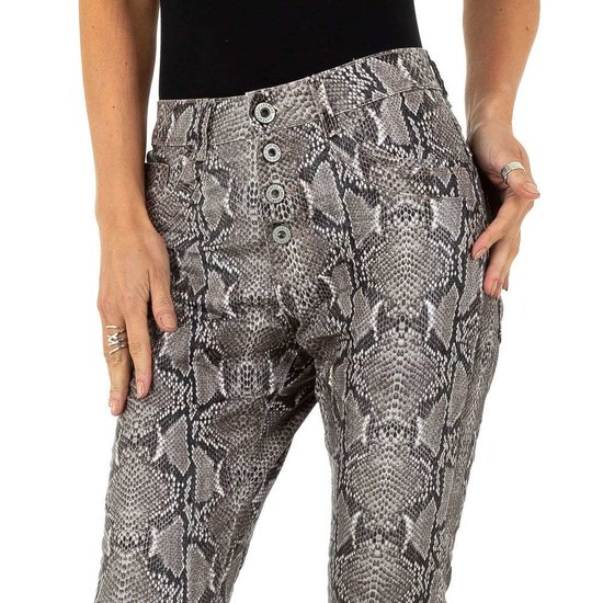 Trendy grijze boyfriend broek in snakeprint.