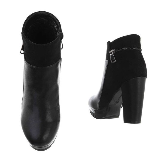 Bottines noires Unka.