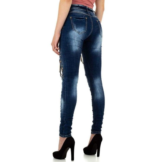 Trendy destroyed blue jeans met versiering.