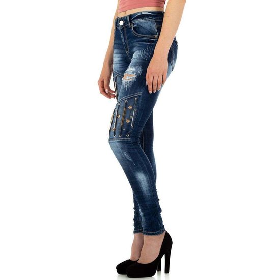 Trendy destroyed blue jeans met versiering.