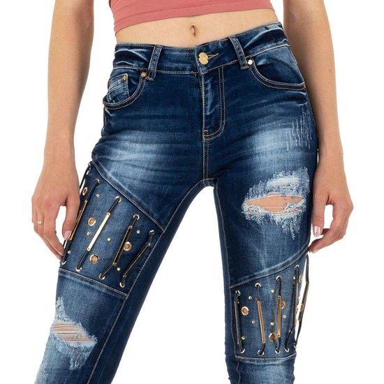 Trendy destroyed blue jeans met versiering.