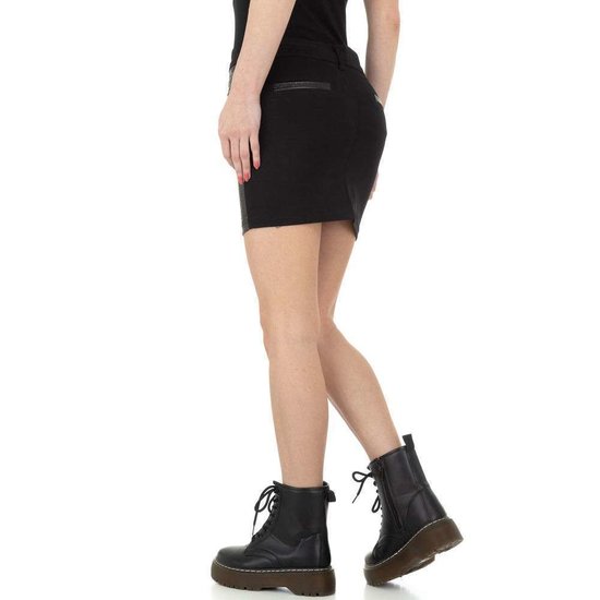 Trendy zwarte korte stretch rok.