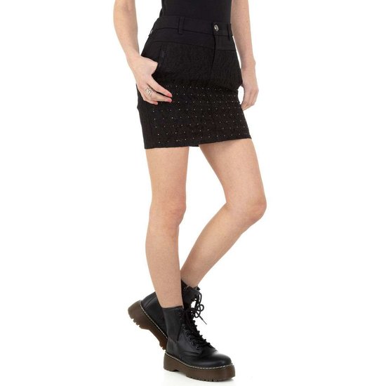 Trendy korte zwarte rok met decoratie.