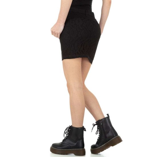Trendy korte zwarte rok met decoratie.