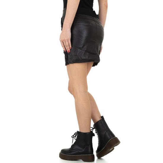 Trendy korte zwarte leatherlook rok met decoratie.