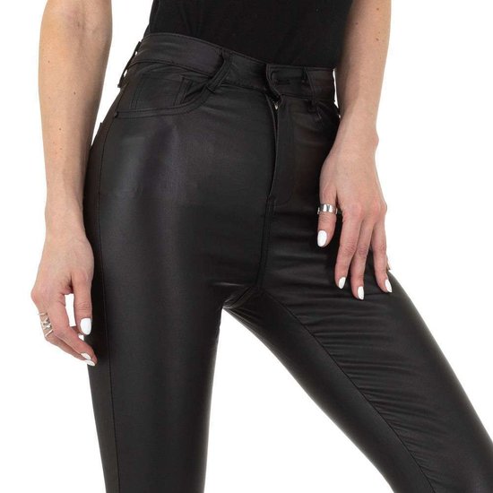 Classy zwarte leatherlook broek.