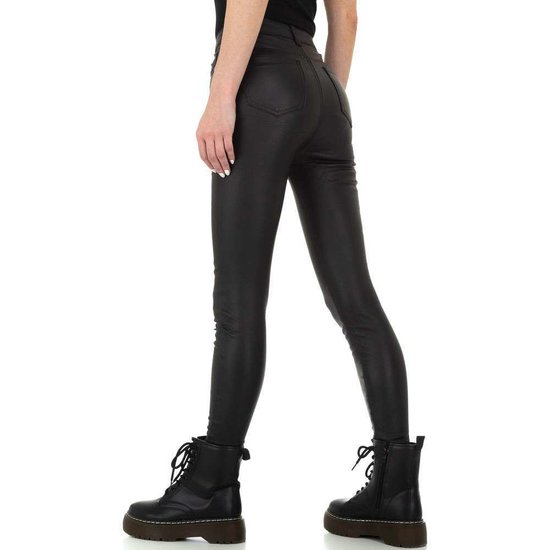 Classy zwarte leatherlook broek.