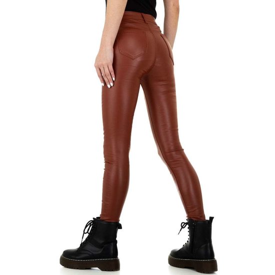 Skinny leatherlook broek in steenrode kleur.