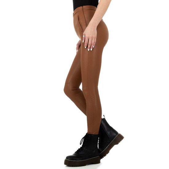 Skinny bruine leatherlook broek .