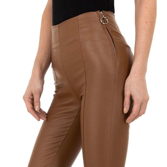 Stijlvolle bruine leatherlook broek met hoge taille.