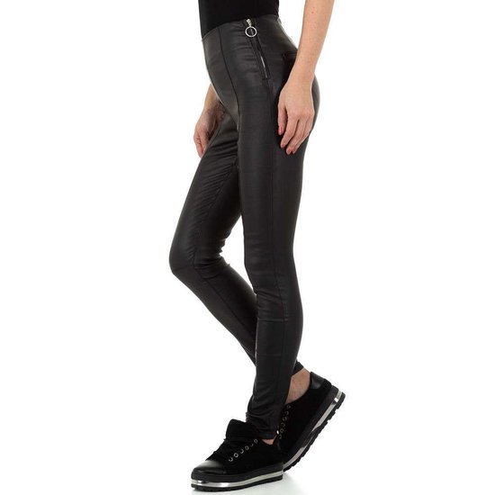 Stijlvolle zwarte leatherlook broek met hoge taille.