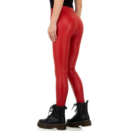 Stijlvolle rode leatherlook broek met hoge taille.
