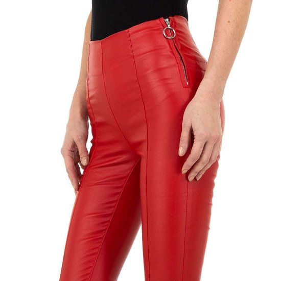 Stijlvolle rode leatherlook broek met hoge taille.