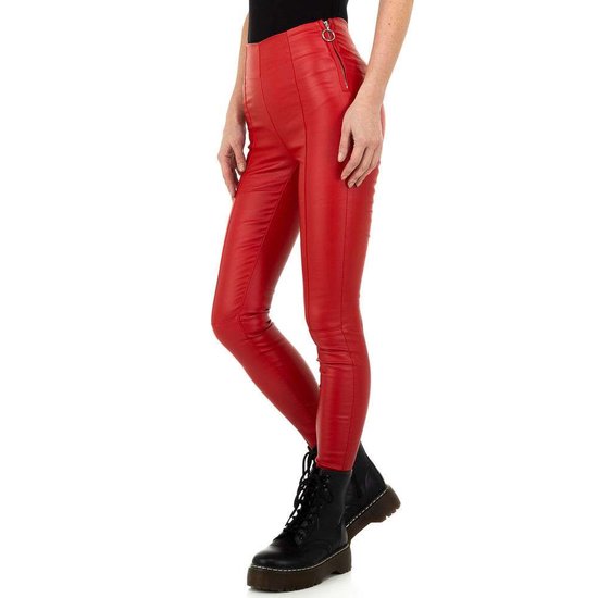 Stijlvolle rode leatherlook broek met hoge taille.