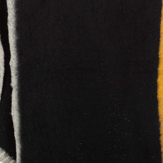 Zwarte xxl sjaal met geel-grijze strepen.