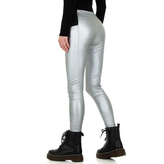 Fashion two-tone zilver-zwarte leatherlook broek.